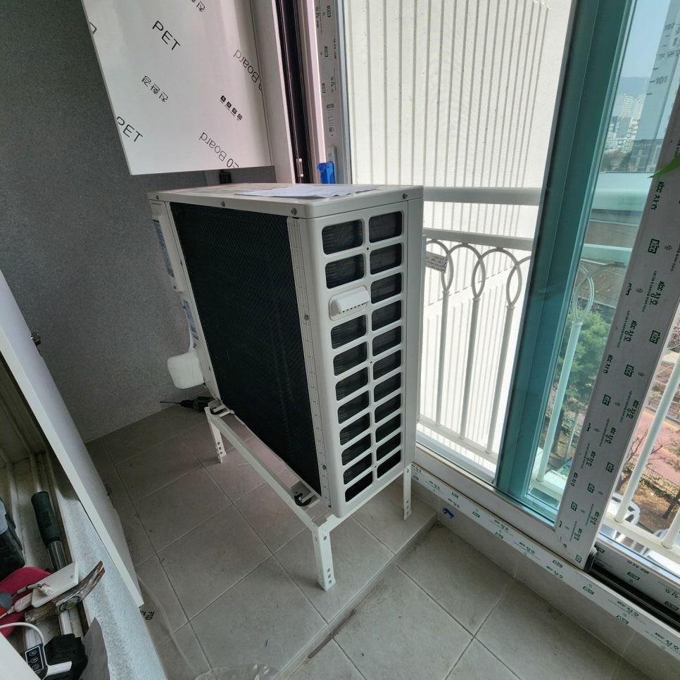 누수 걱정 없도록 배수 경사를 잡은 외부 설치 모습입니다