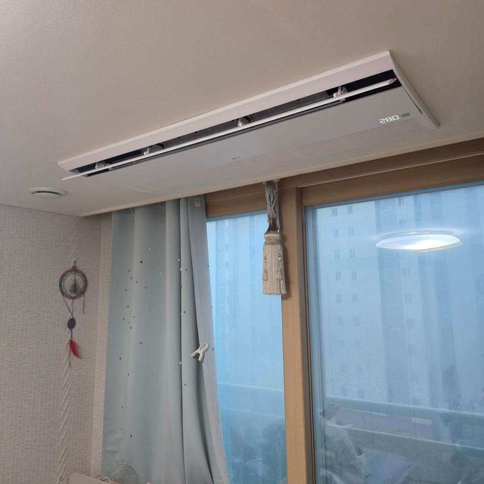 그레이 커튼과 함께 설치된 천장형 에어컨