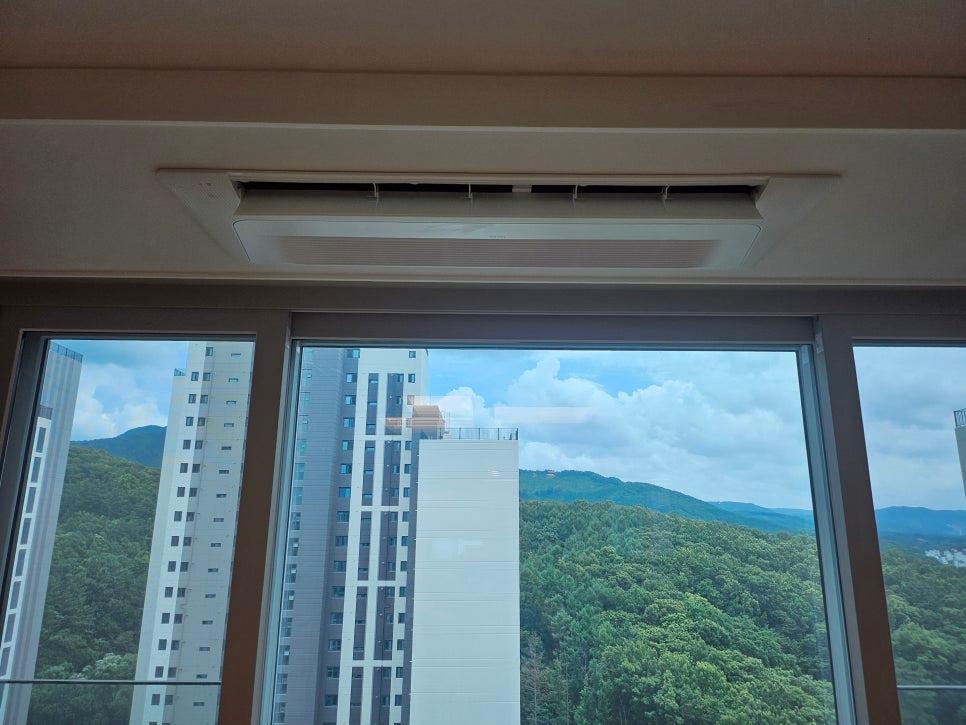 창문 근처 천장에 설치된 공기 조절 장치