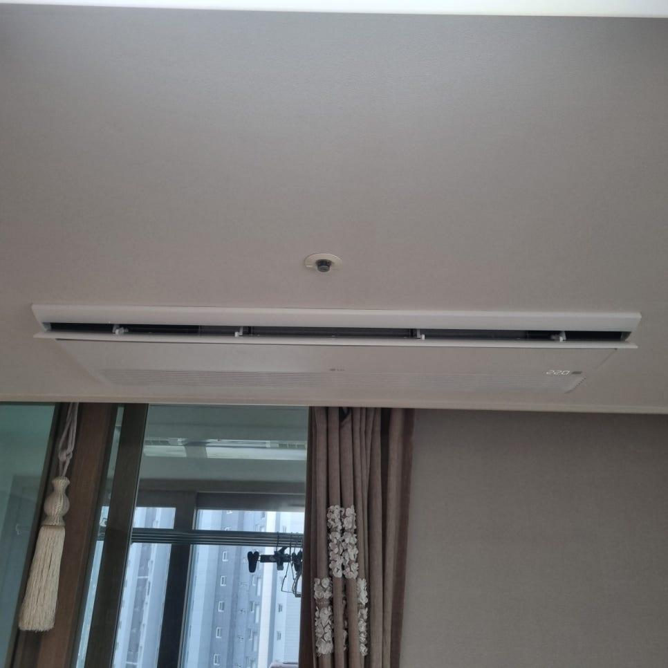 천장에 카메라와 기기가 설치된 실내 공간