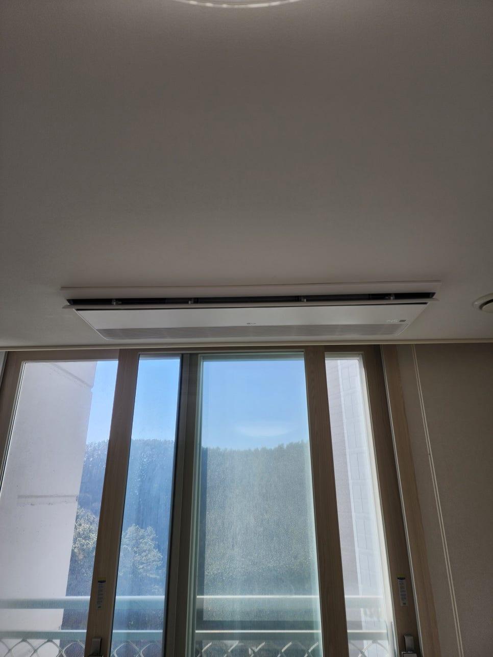 목재 테두리 창호 위로 설치된 공기순환기