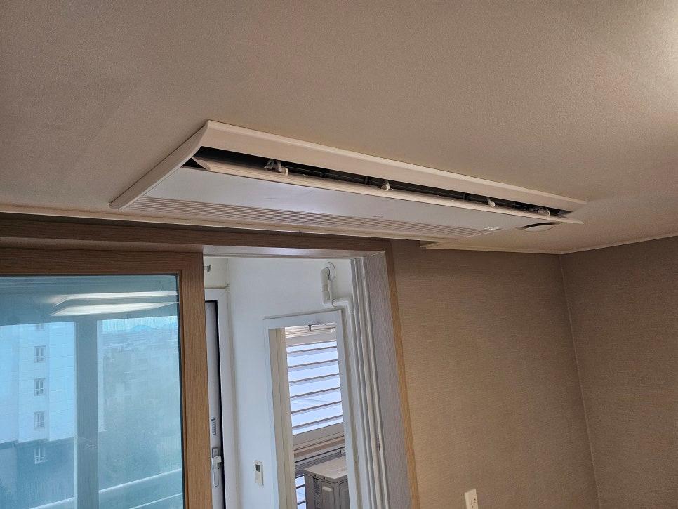 천장 공기 순환기와 창문이 보이는 실내 전경