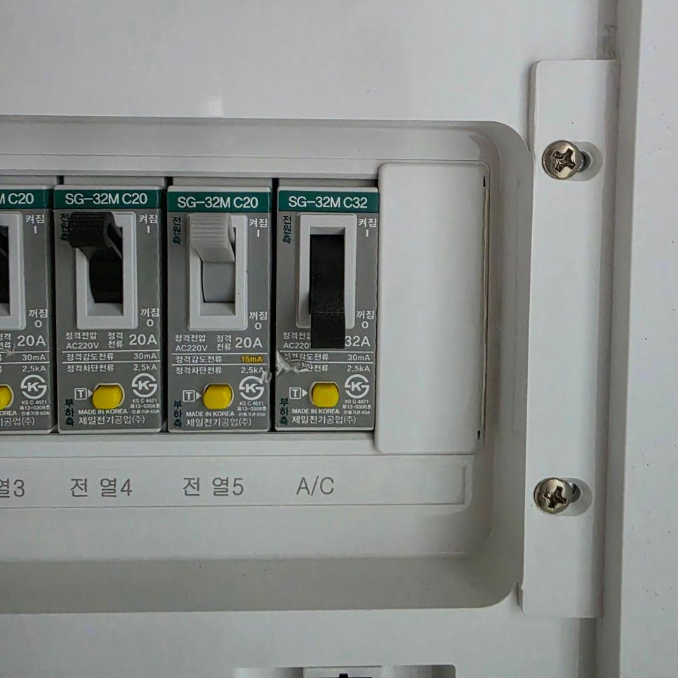 A/C 라벨이 부착된 전기 스위치 박스