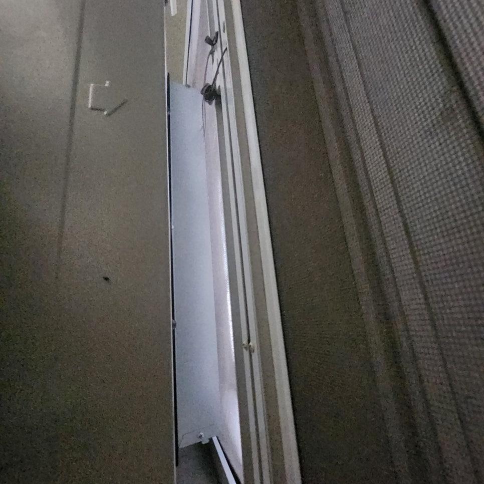 창호 내부의 금속 부품과 연결선 근접 샷