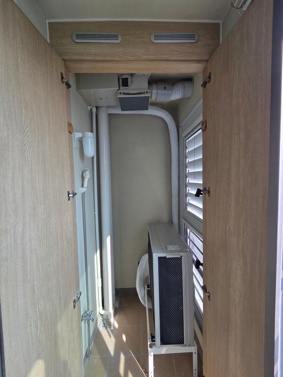 결로 방지를 위해 매끄럽게 연결된 화이트 배관 작업