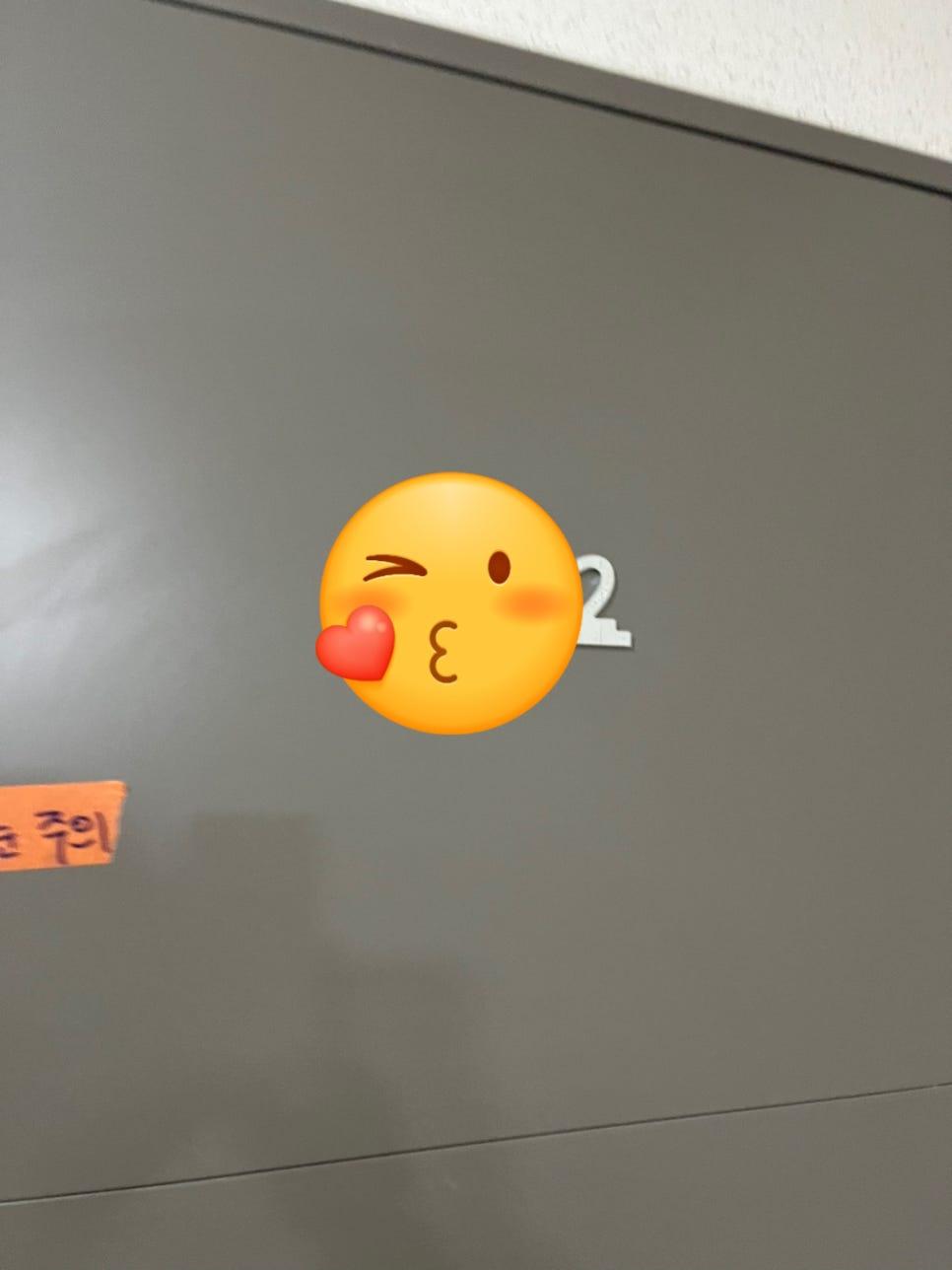 벽면에 위치 표시 스티커를 붙여 설계를 확인하는 모습