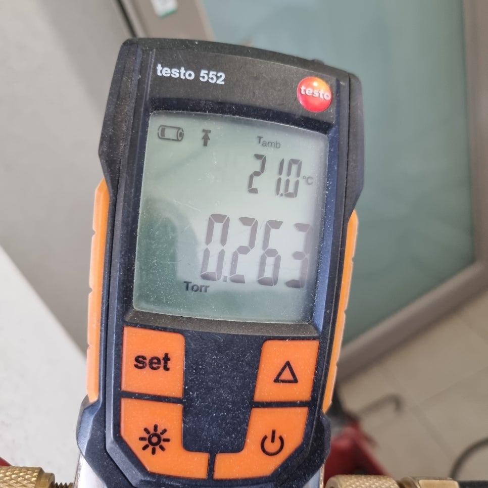 Tamb 21.0°C가 표시된 테스토 552 측정기