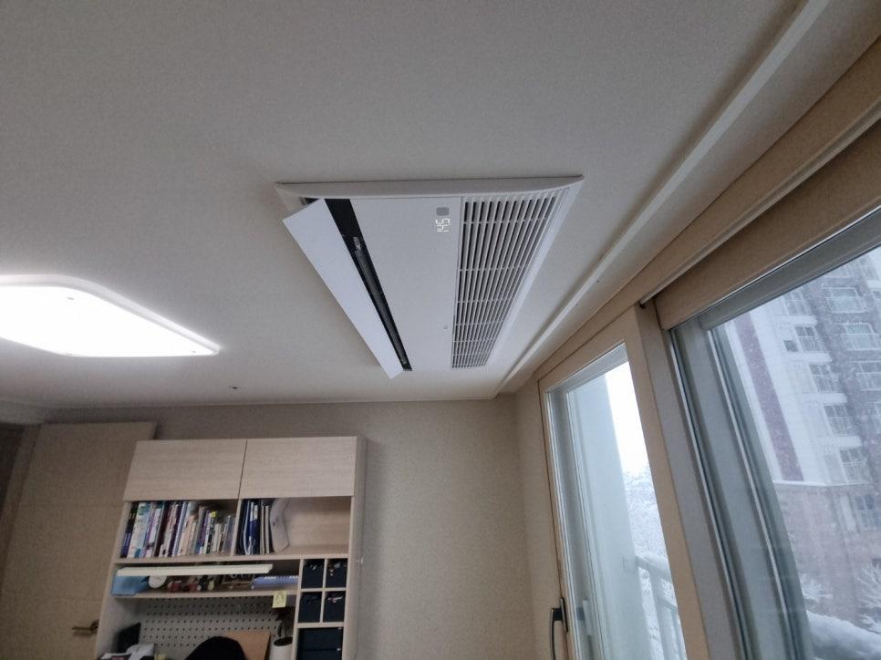 수납장과 책장이 있는 서재 천장의 공기청정기