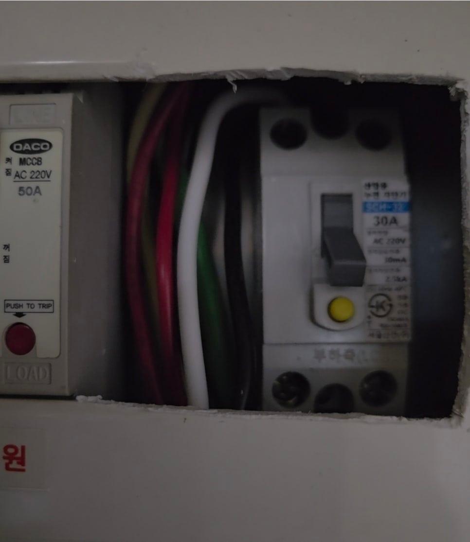 OACO MCB 스위치와 전선들이 연결된 전기 박스 내부