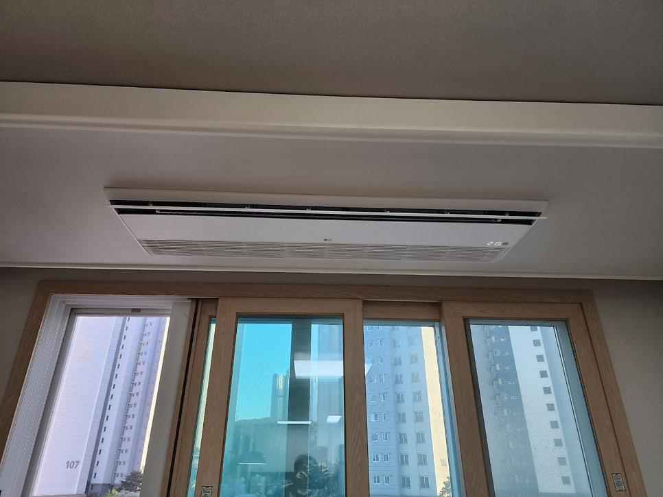 천장 에어컨과 창호 유리 패널이 보이는 근접 샷