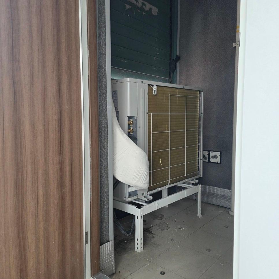 흰색과 회색 마감재 벽면에 설치된 실외기 유닛