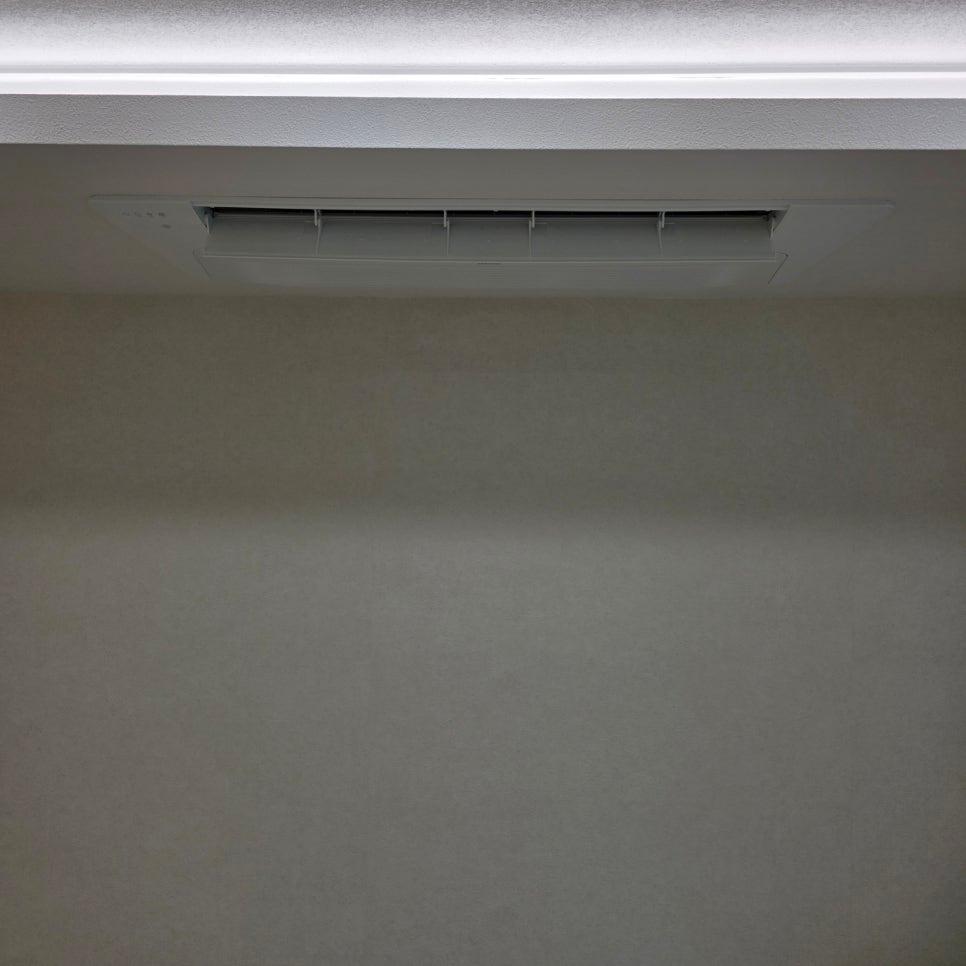 천장에 고정된 에어컨 브라켓 상세