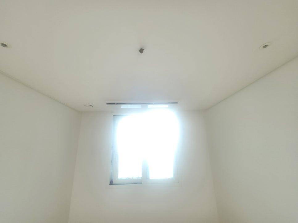 창문이 있는 텅 빈 실내의 벽과 천장