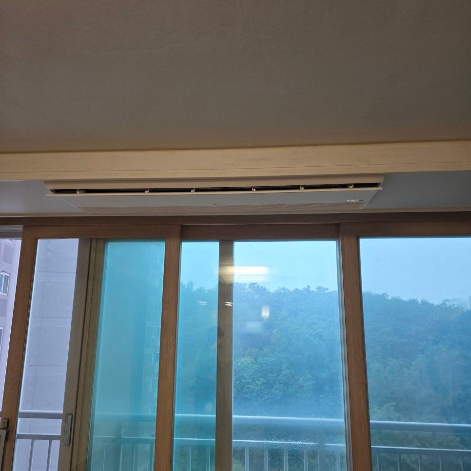 천장 공기 순환기와 슬라이딩 유리문 근접 샷