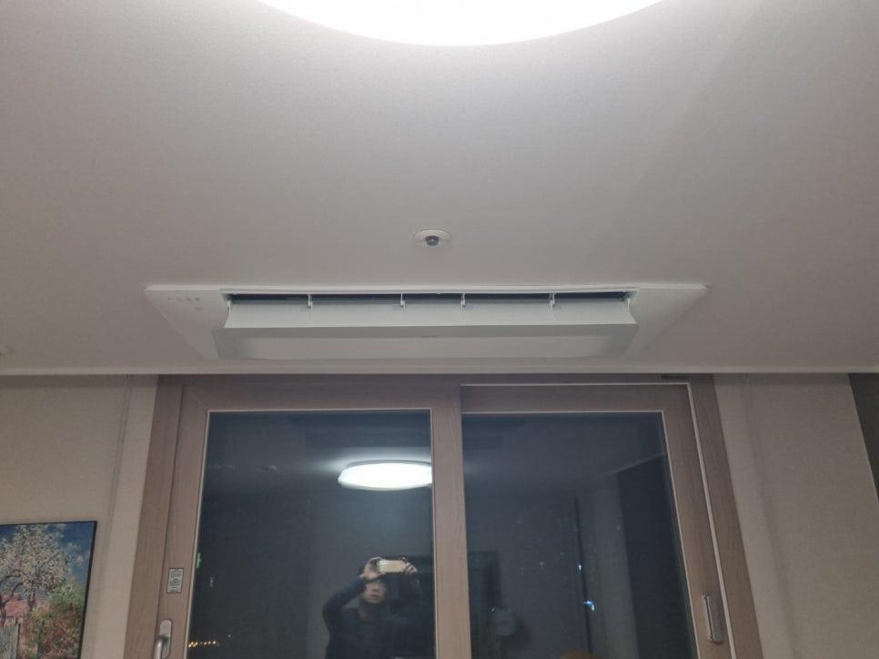 라운드 형광등과 소방감지기가 있는 천장과 슬라이딩 도어