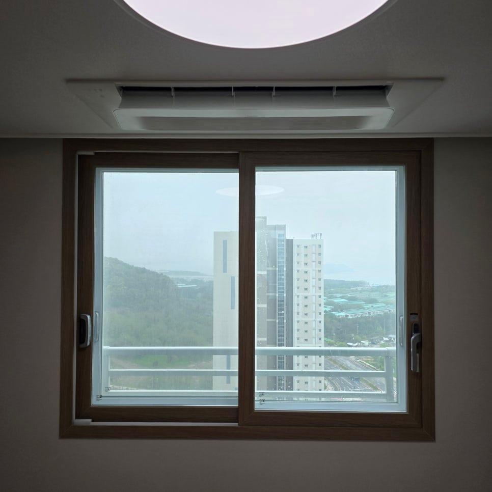 슬라이딩 구조의 창호와 외부 풍경