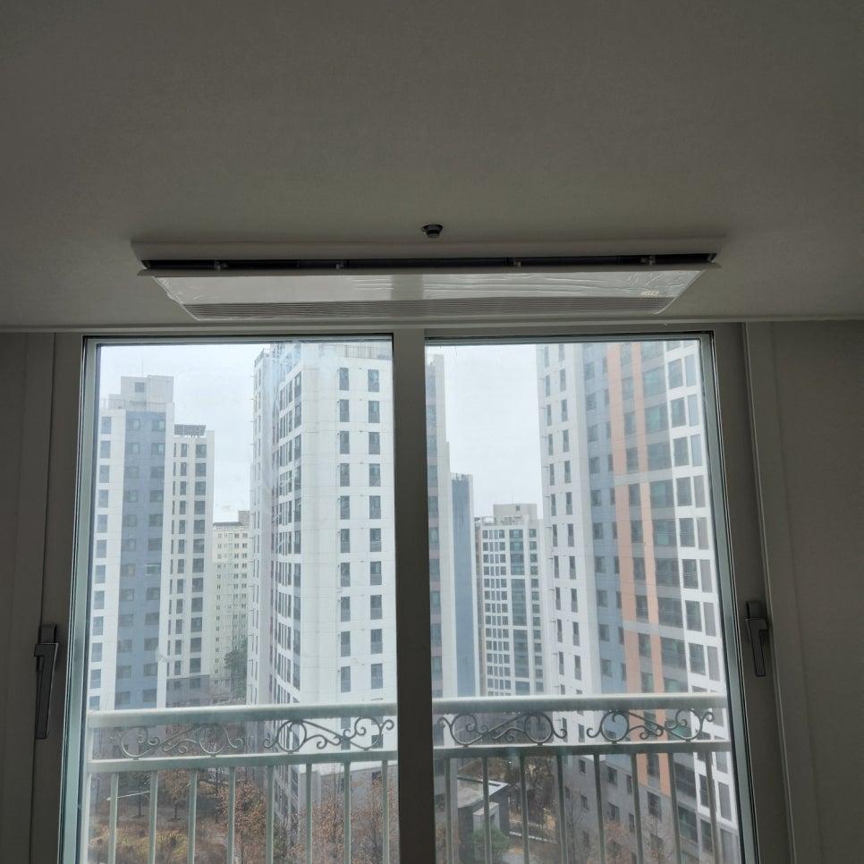 창문과 발코니 난간이 보이는 실내 전경