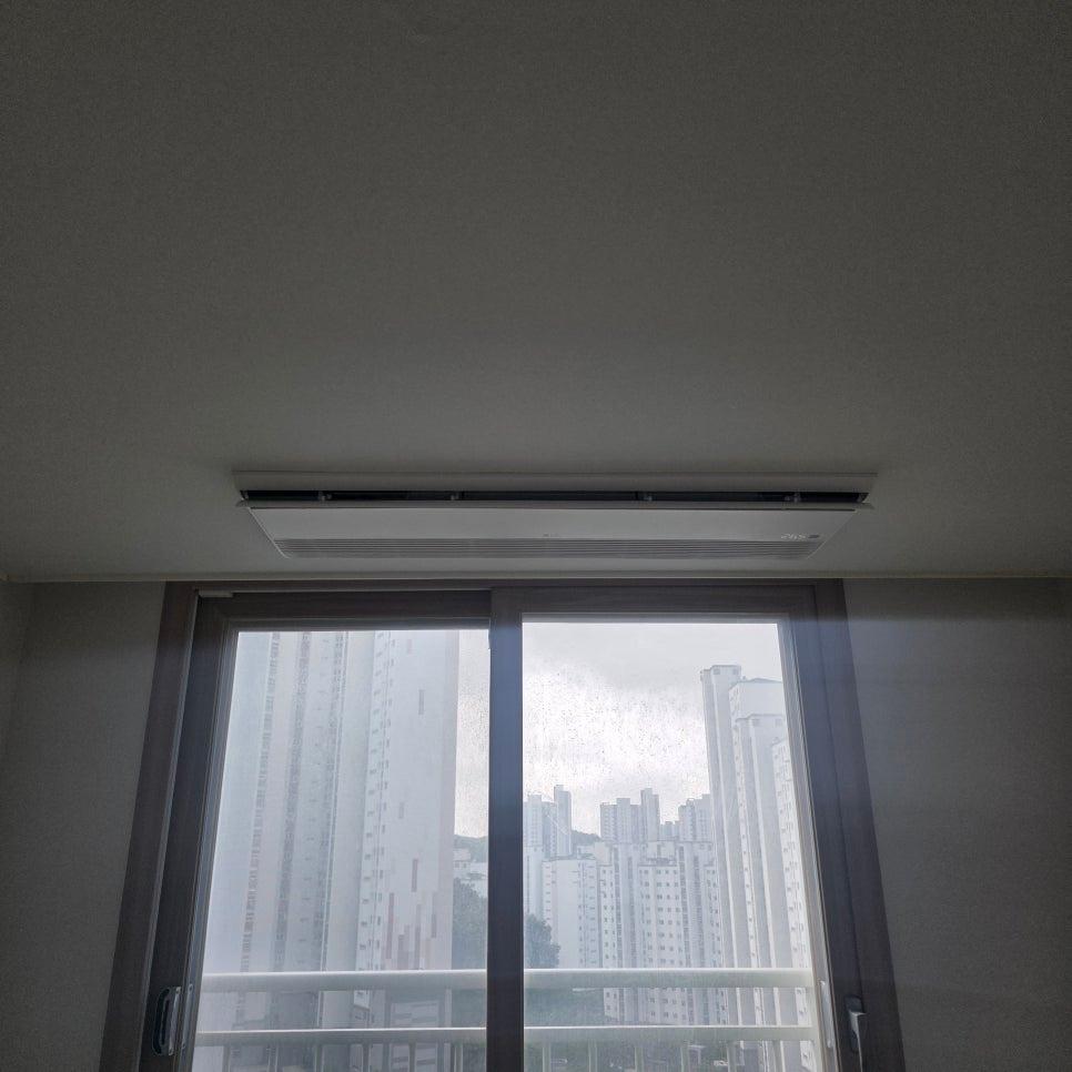 고층 아파트 배경의 실내 공기 순환기