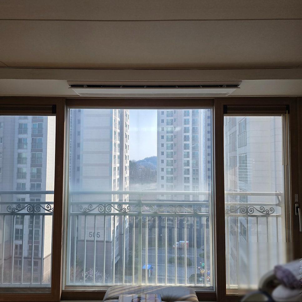 창호와 베란다 난간, 외부 건물이 보이는 모습
