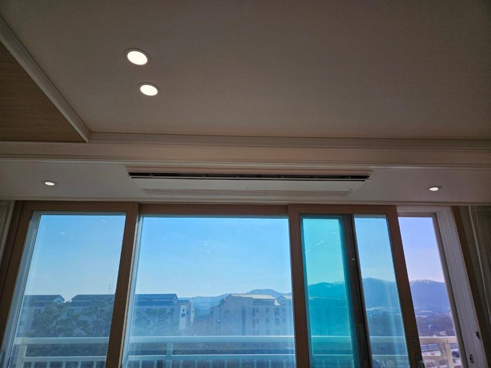 둥근 조명과 중앙에 설치된 에어컨