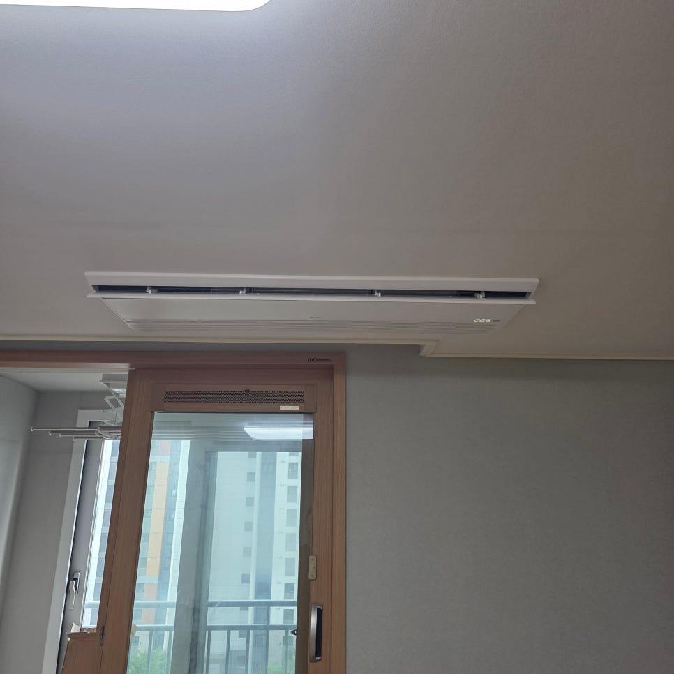 평면 벽지 마감 벽면과 천장 공기 순환기