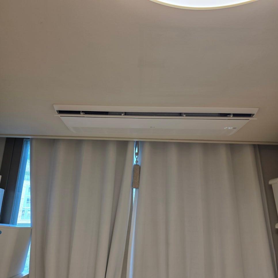 천장에 설치된 에어컨과 창문이 보이는 실내