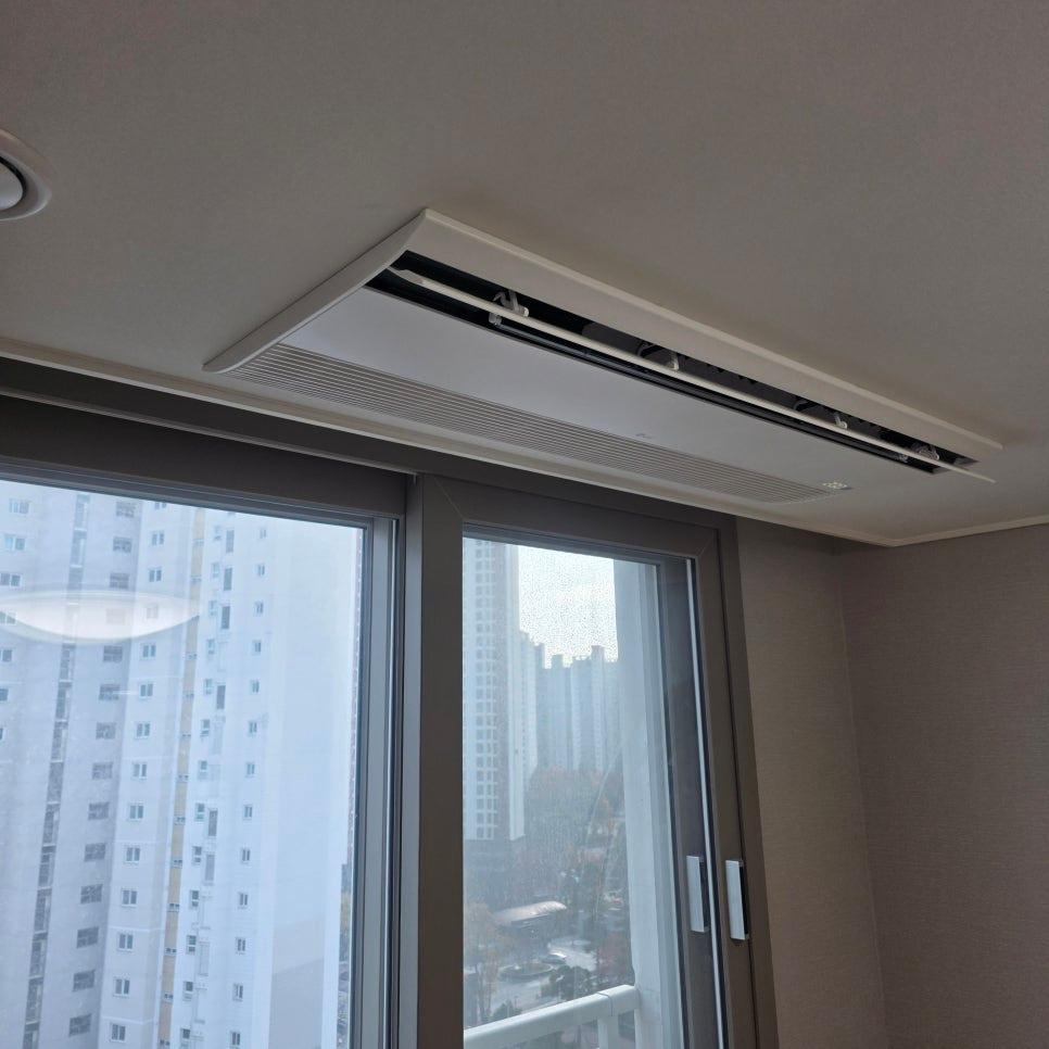 흰색 천정의 공기순환기와 창문 근처 공간