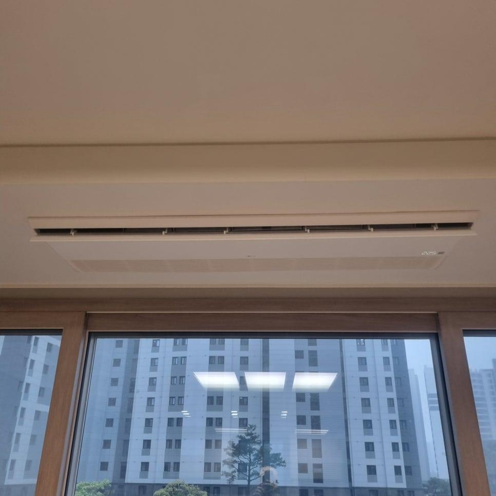천장에 설치된 공기 순환기와 창문