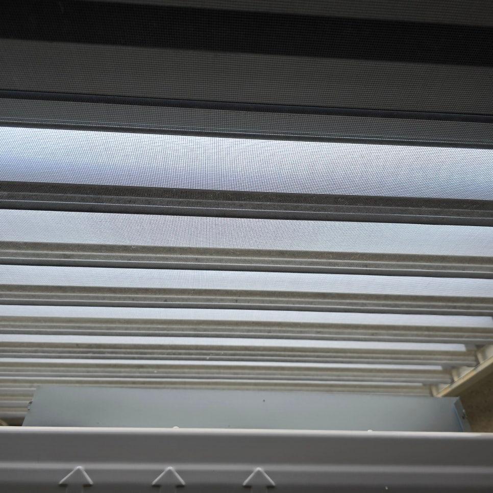 창호 프레임과 메쉬 구조의 근접 촬영 사진