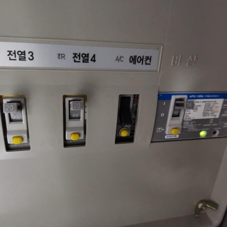 전기 스위치와 APU-15Nc 장치가 설치된 벽면