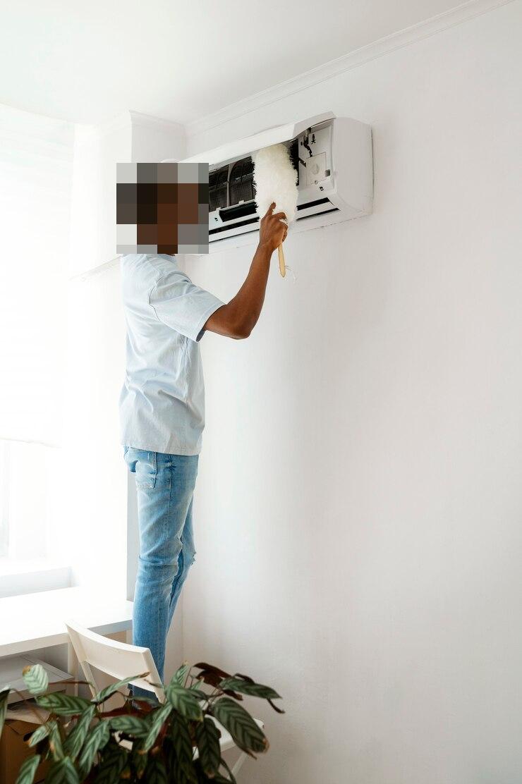 벽면 에어컨을 세척하는 작업 과정