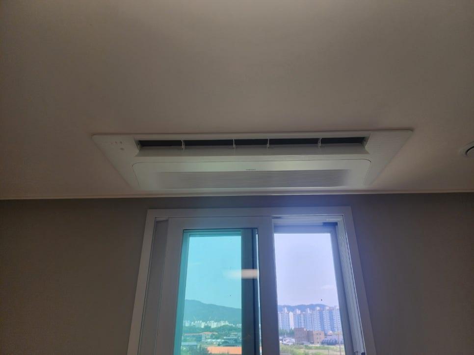 창문 근처 천장에 설치된 에어컨