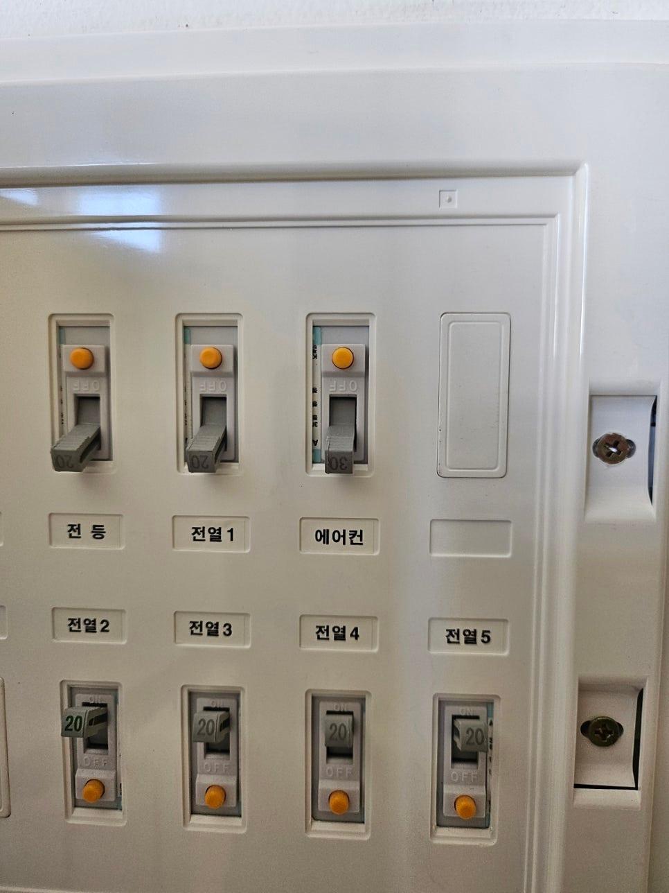 에어컨 라벨이 부착된 전기 스위치 패널
