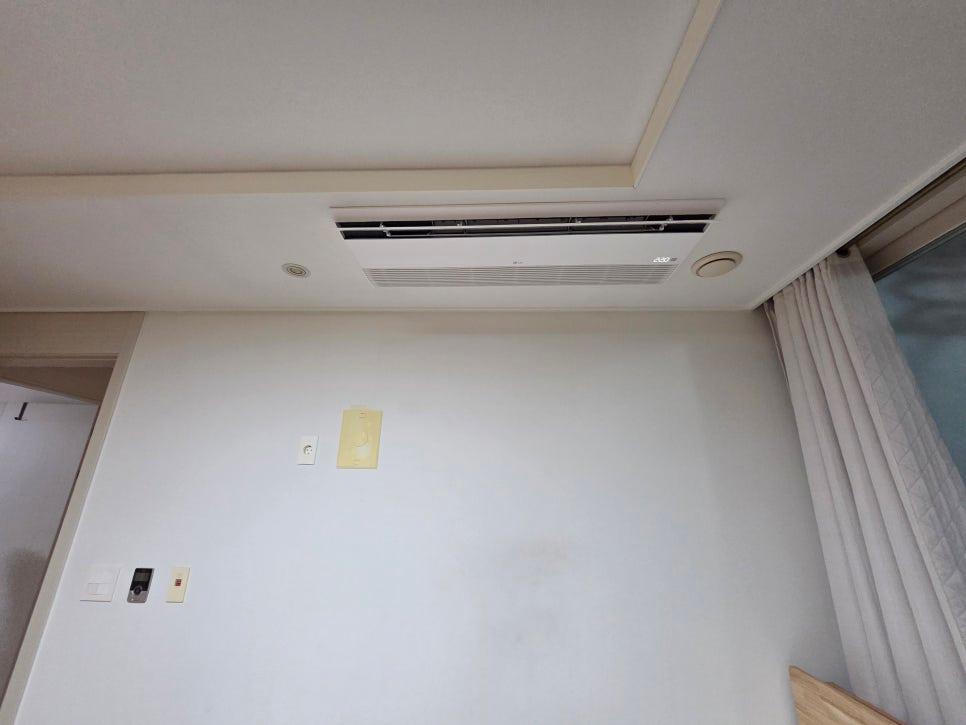 천장 매립 실내기와 벽면 전기 소켓 마감