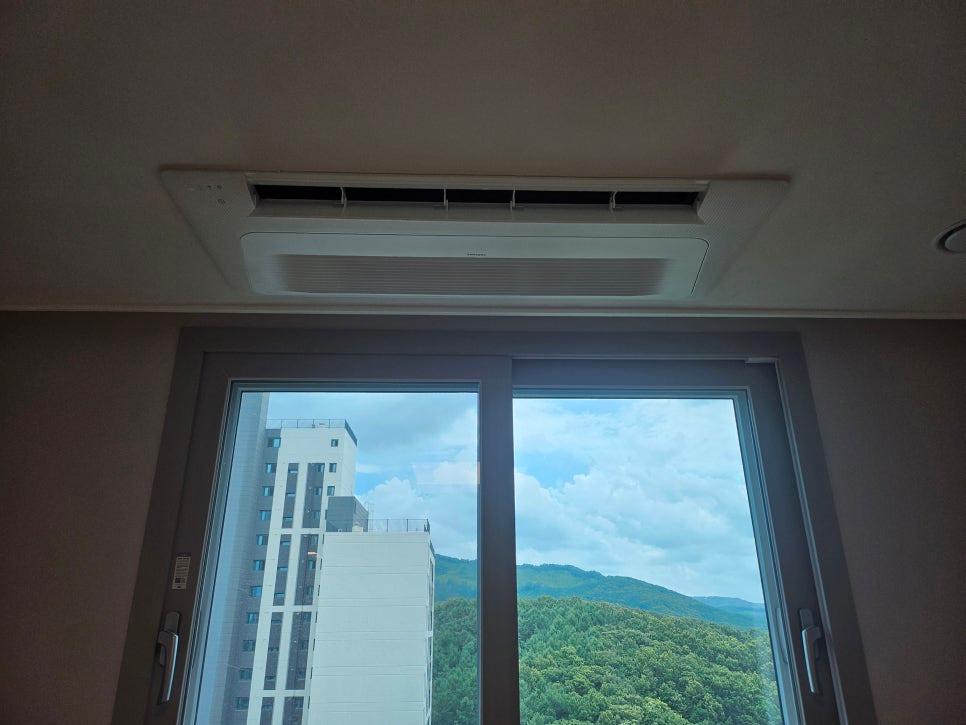 창문 밖 풍경과 천장 공기 순환기