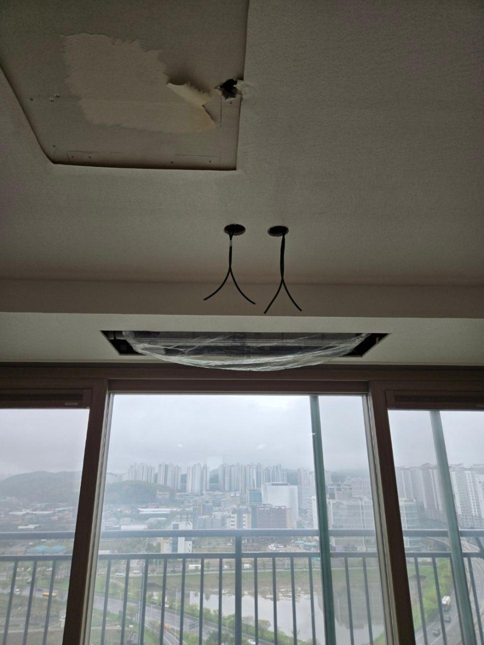 천장 마감재 제거 후 전선 구멍과 장치 배치