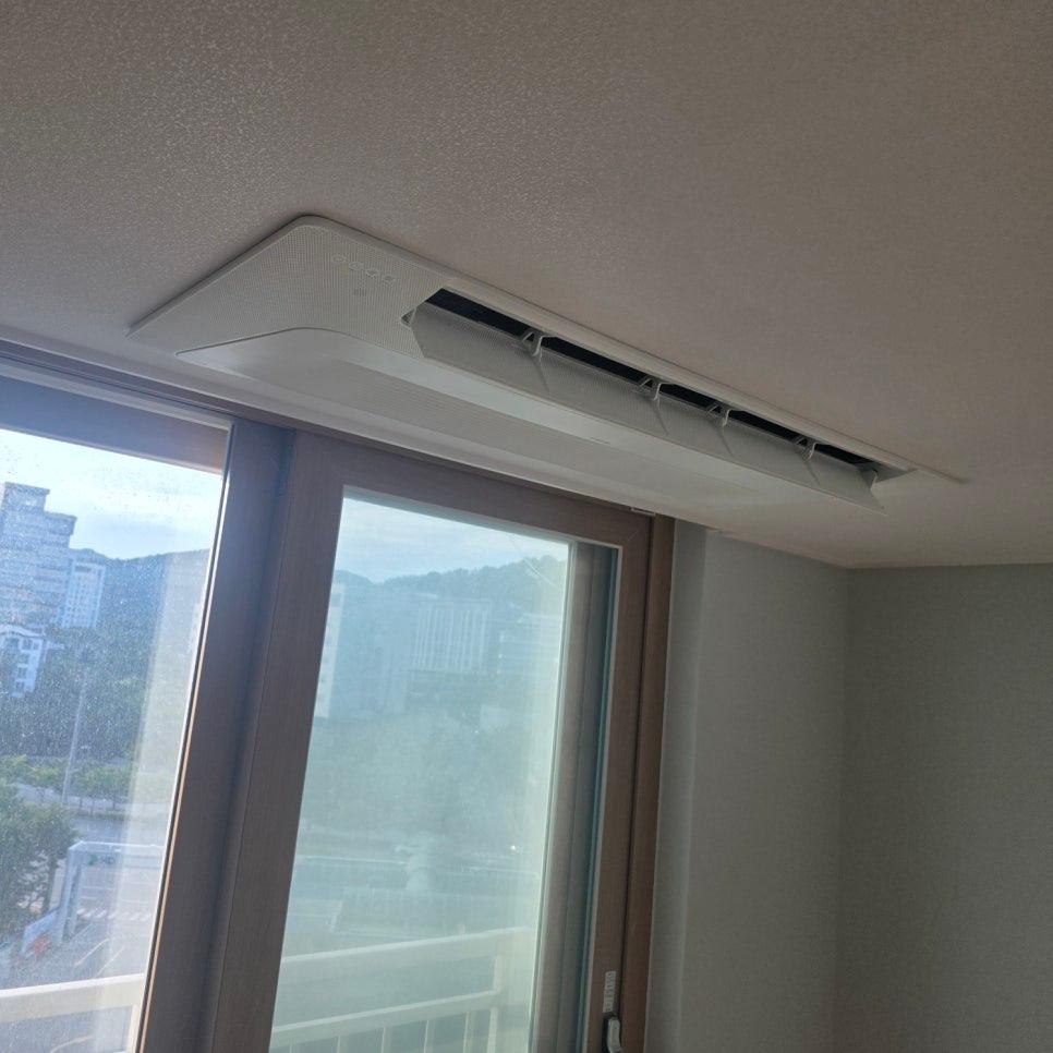 천장 공기 청정기와 슬라이딩 창문 모습