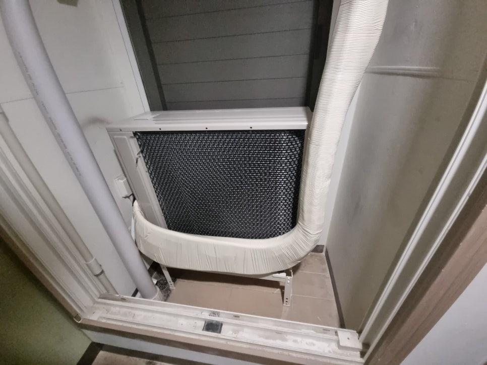 에어컨 유닛과 연결된 배관 및 미완성 벽면