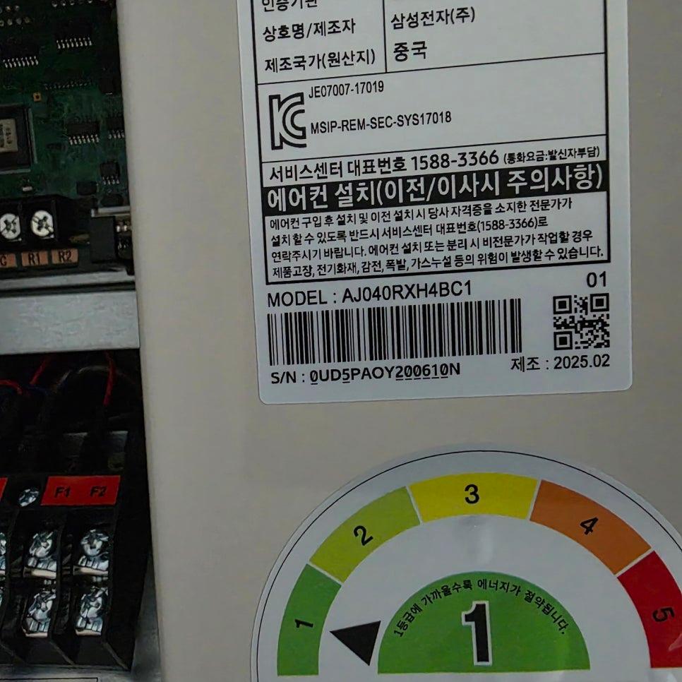 시공 중 소형 도구를 사용하는 장면