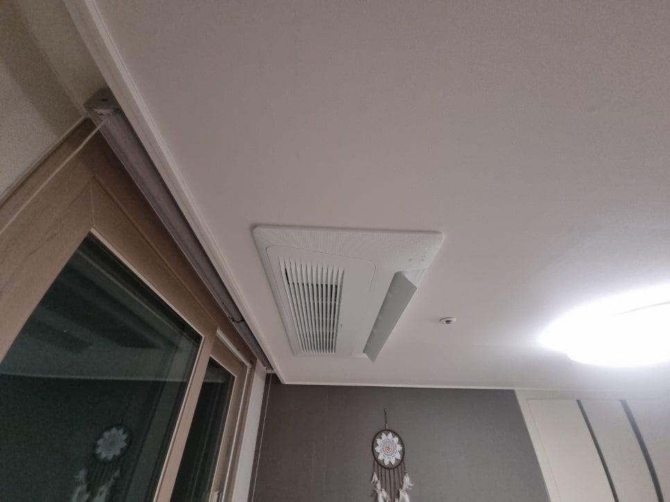 공기 순환기가 설치된 천장과 원형 장식물