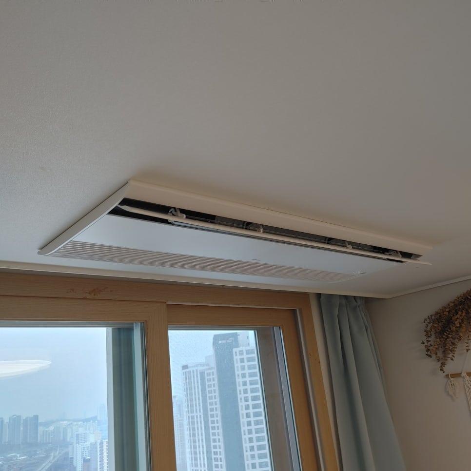 천장 공기순환기와 외부 건물이 보이는 창문