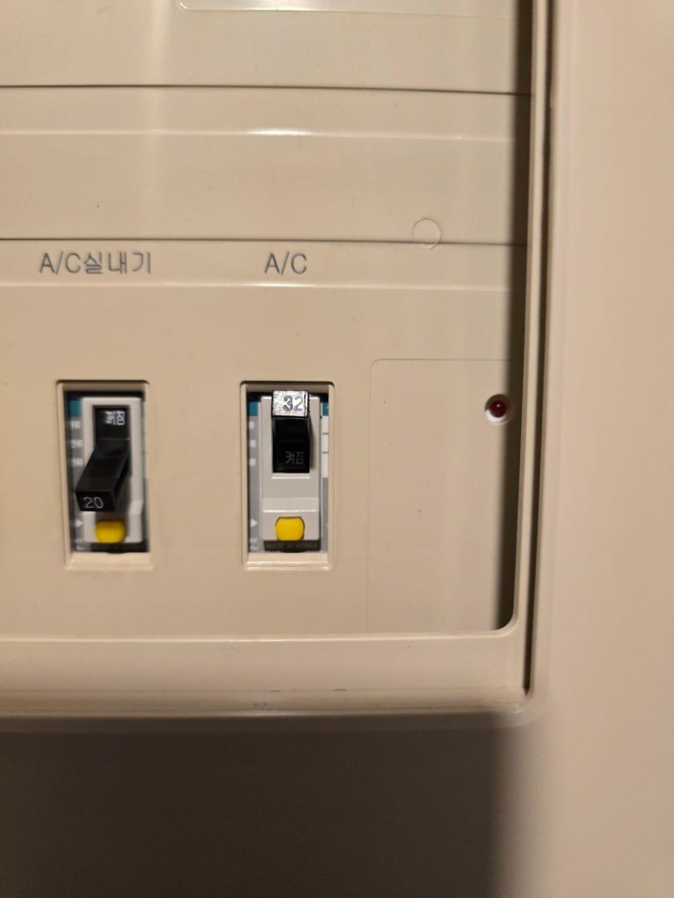 A/C 라벨이 부착된 스위치 패널