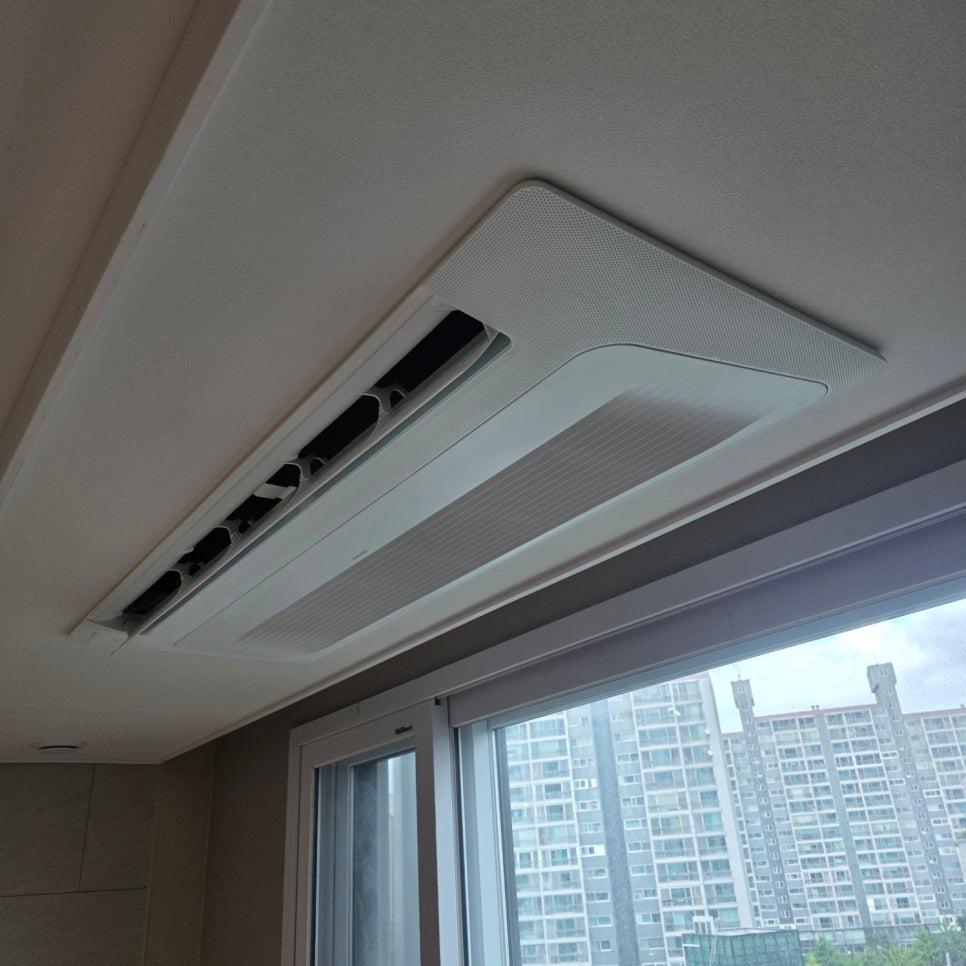 창문 근처 천장 공기 순환기 근접샷