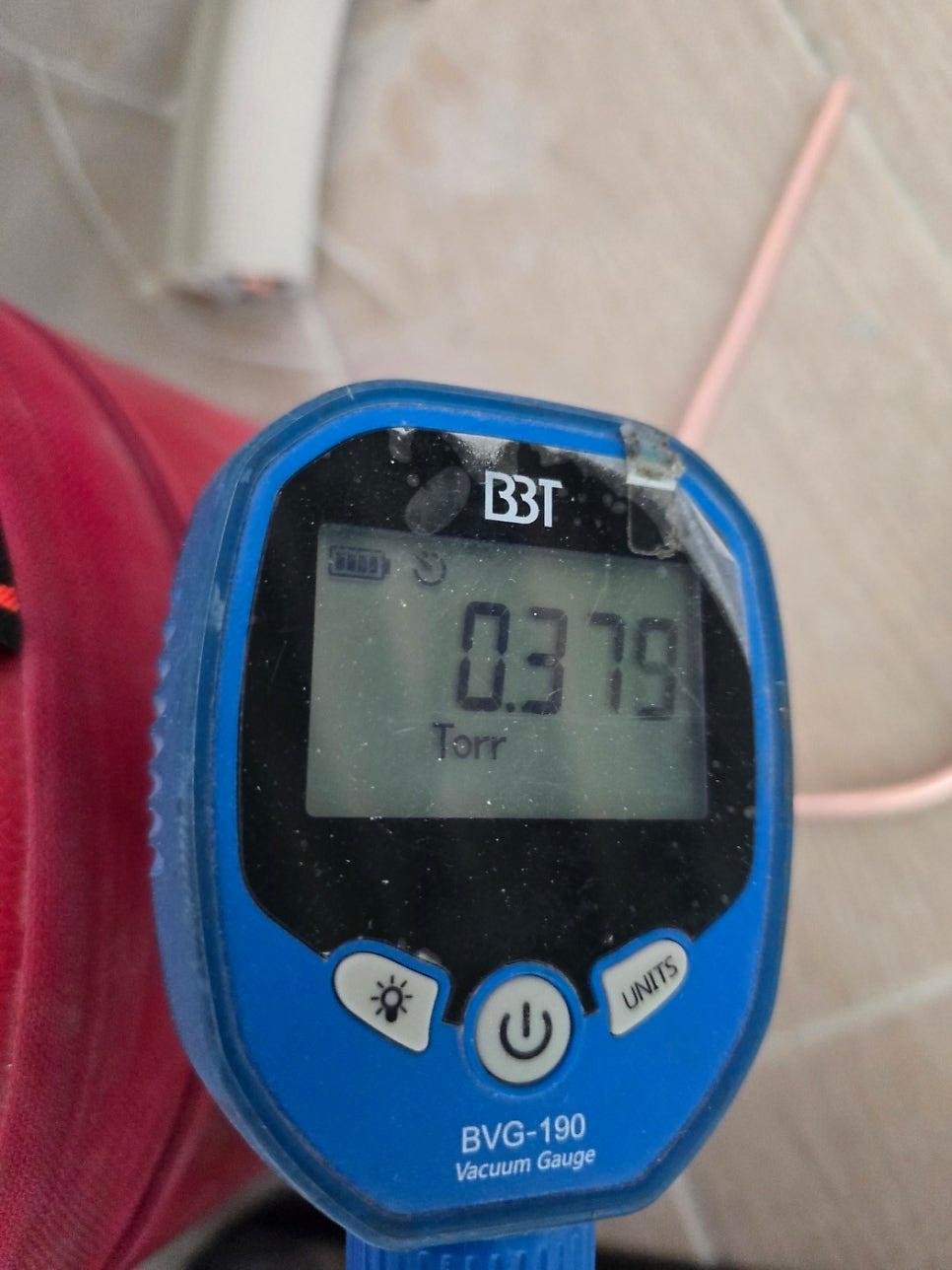 0.379 Torr가 표시된 BVG-190 진공계