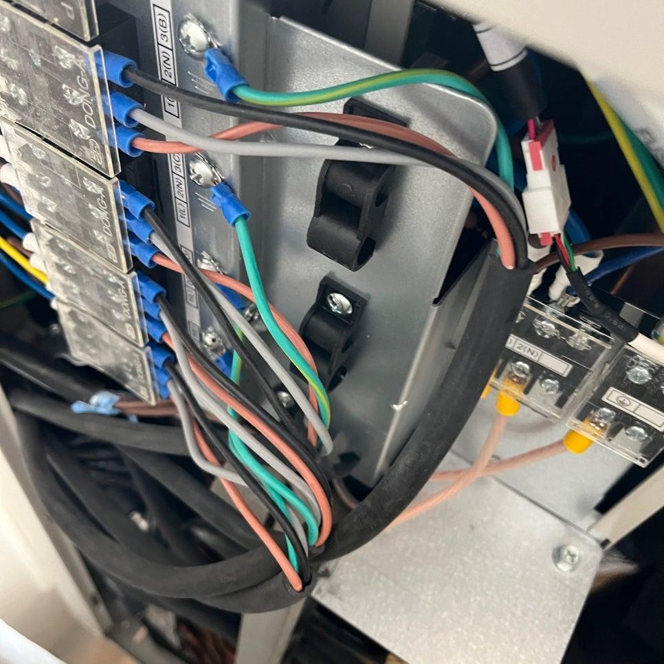 전선과 커넥터가 연결된 전기 배선 디테일