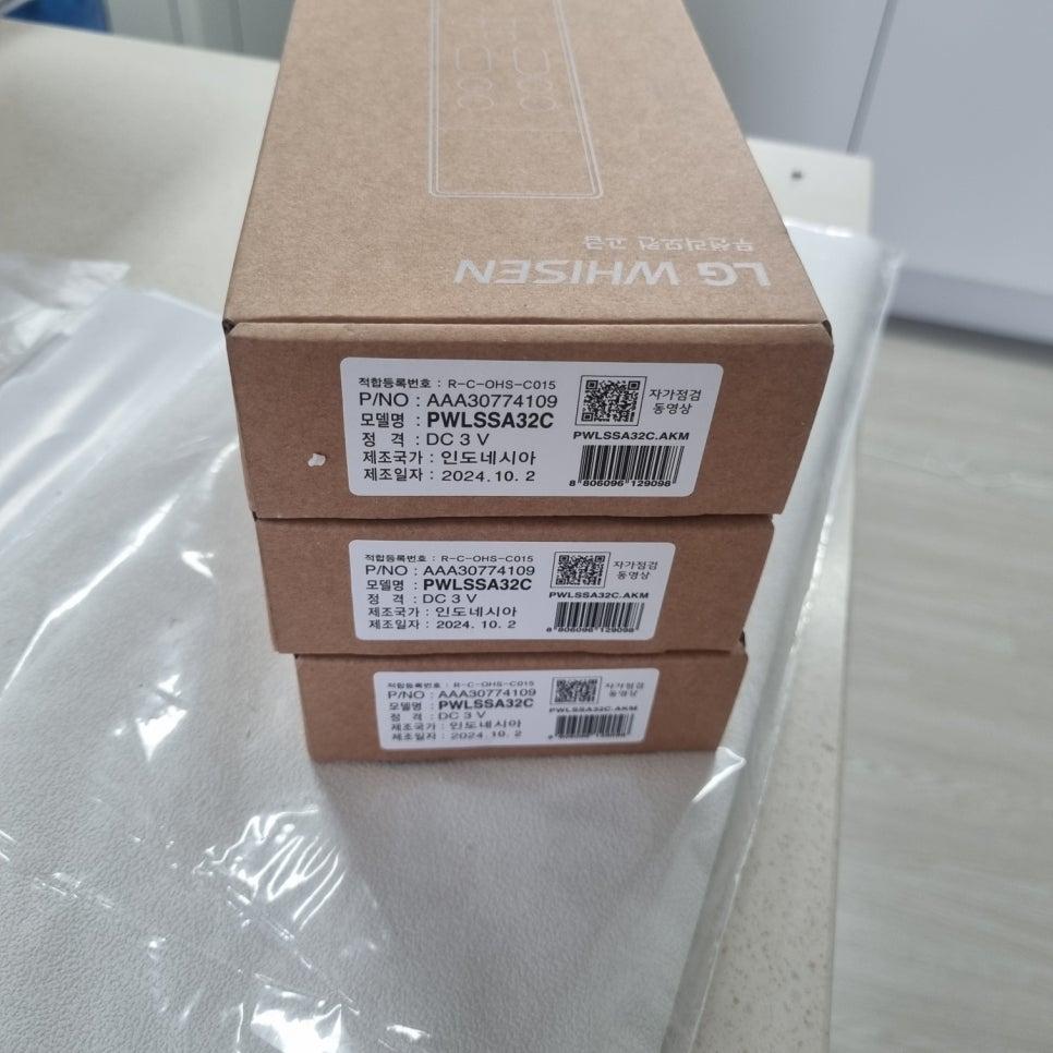현장에 반입되어 겹쳐진 자재 상자들