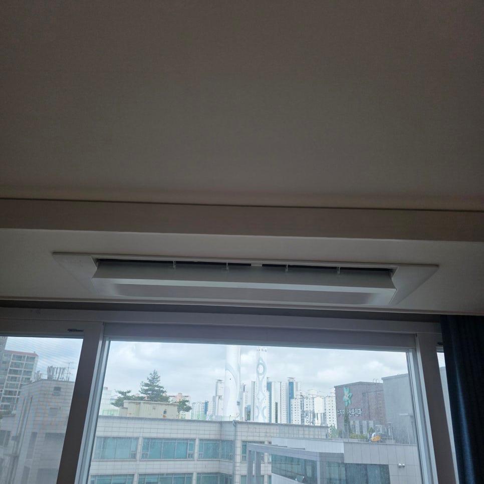 천장 공기 순환기와 외부 풍경