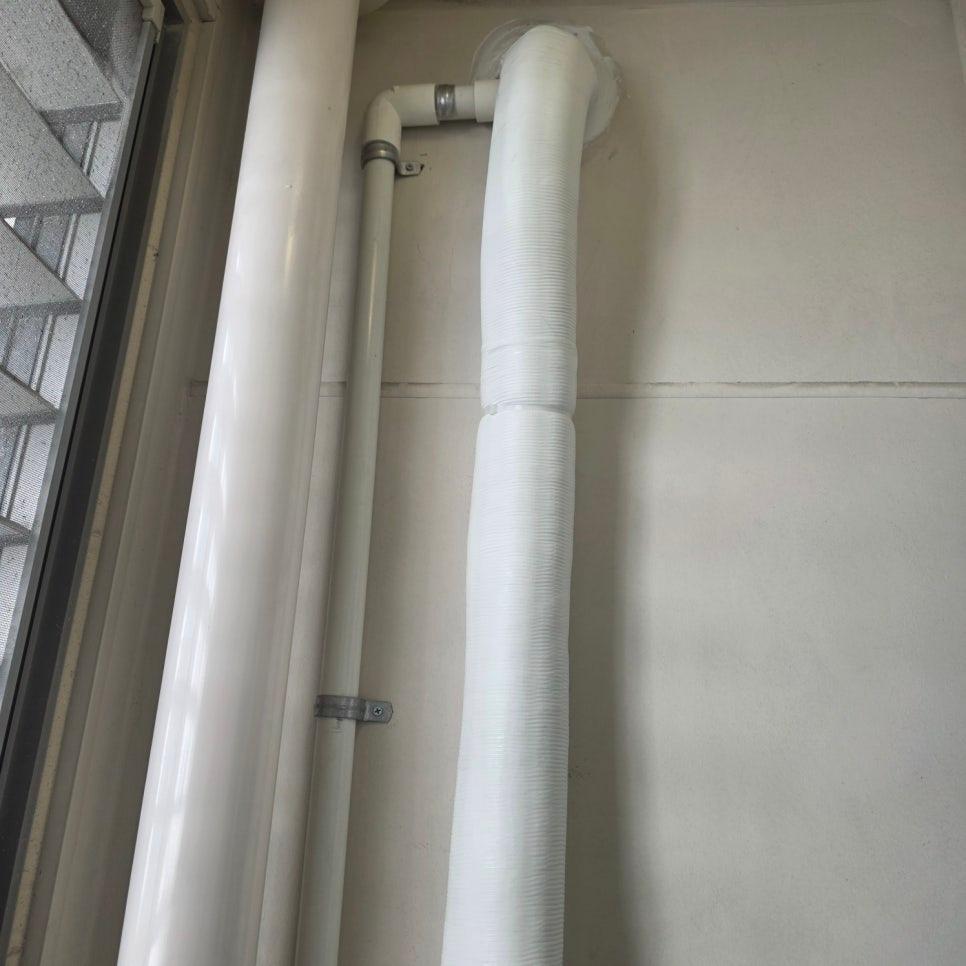 단단하게 고정된 PVC 배관과 지지대