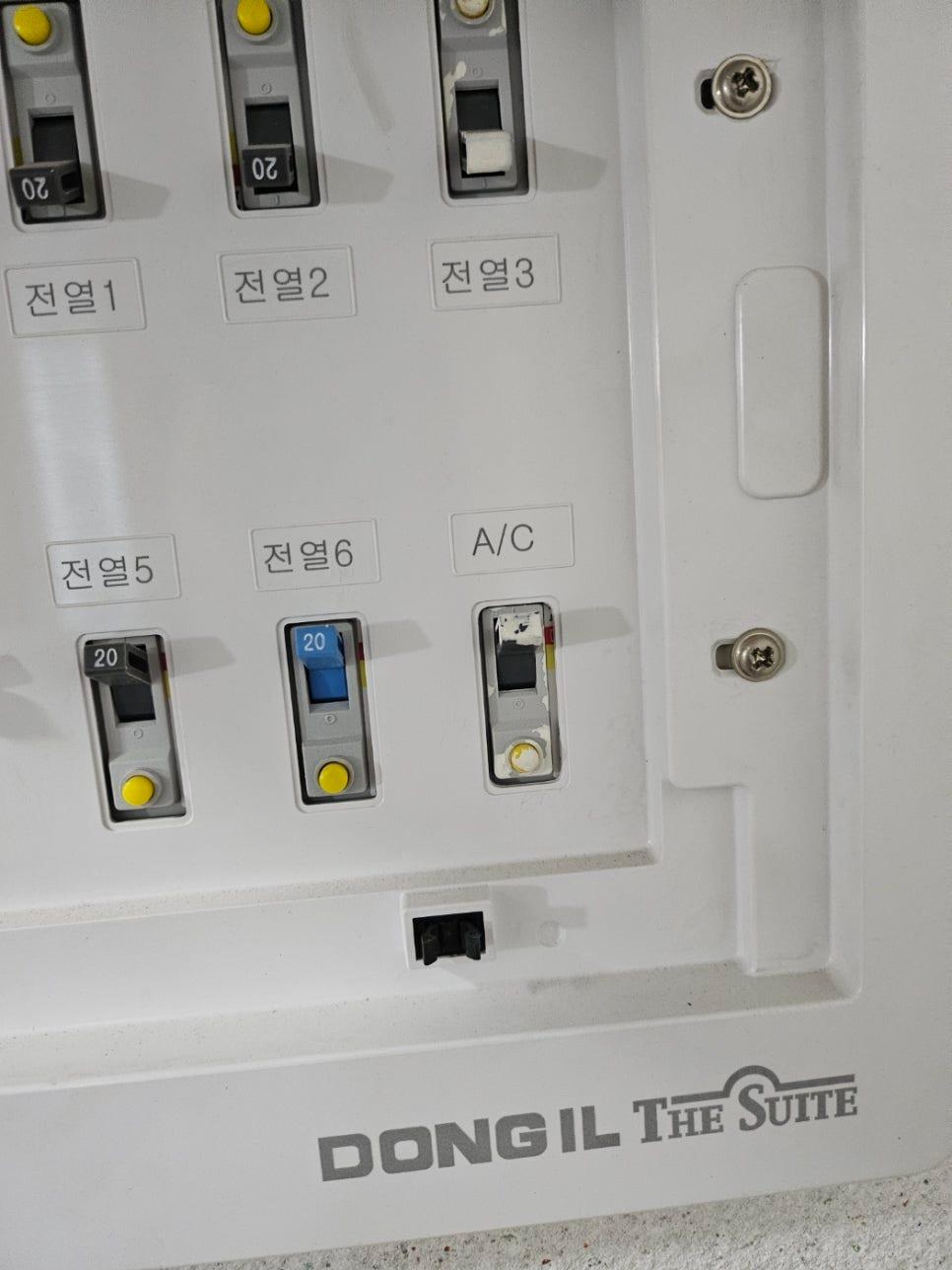 A/C 라벨과 로고가 표시된 전기 스위치 패널