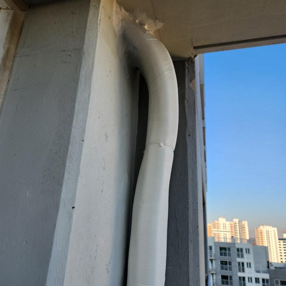 건물 외벽에 연결된 흰색 배관